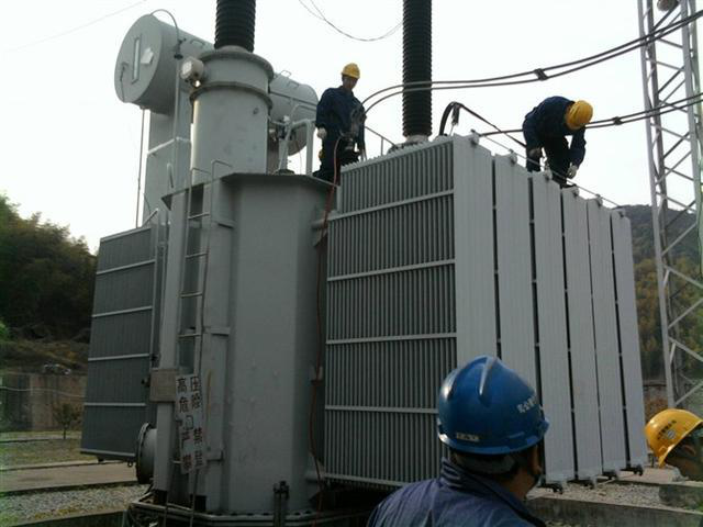 作業(yè)人員安全保護(hù)繩系在安全水平保護(hù)繩上，確保在變壓器本體上移動始終不會失去保護(hù)。