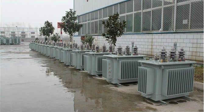 油浸式變壓器的保養(yǎng)如何去做？預防滲漏油：油浸式變壓器在油箱內充滿變壓器油，裝配中依靠緊固件對耐油橡膠元件加壓而密封。